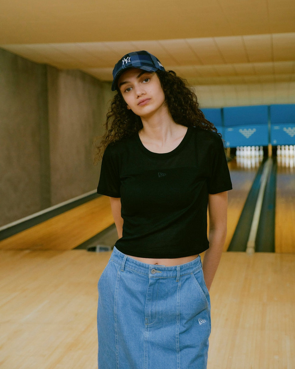NEW ERA ブラック ジップアップシャツ 半袖 オーバーサイズド パフォーマンス Tシャツ Vertical Logo