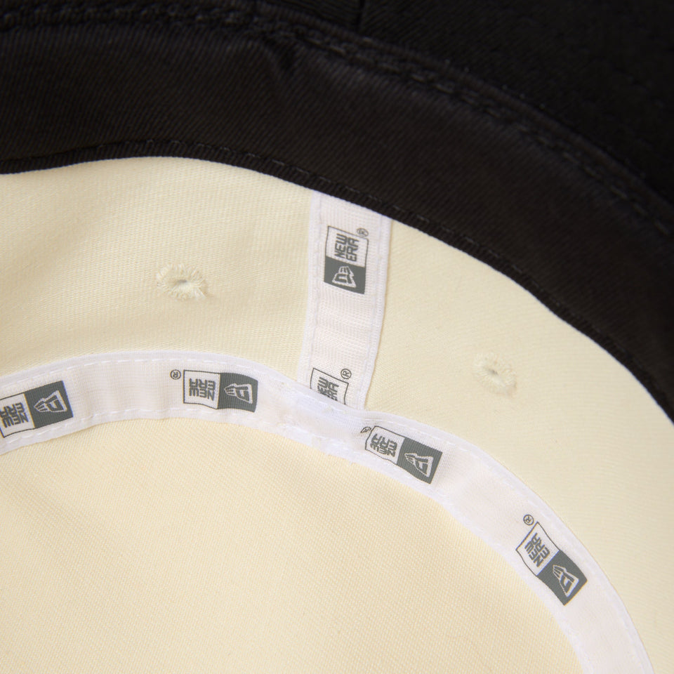 バケット01 Essential オールドイングリッシュロゴ クローム/ブラック - 14667767 - SM | NEW ERA ニューエラ公式オンラインストア