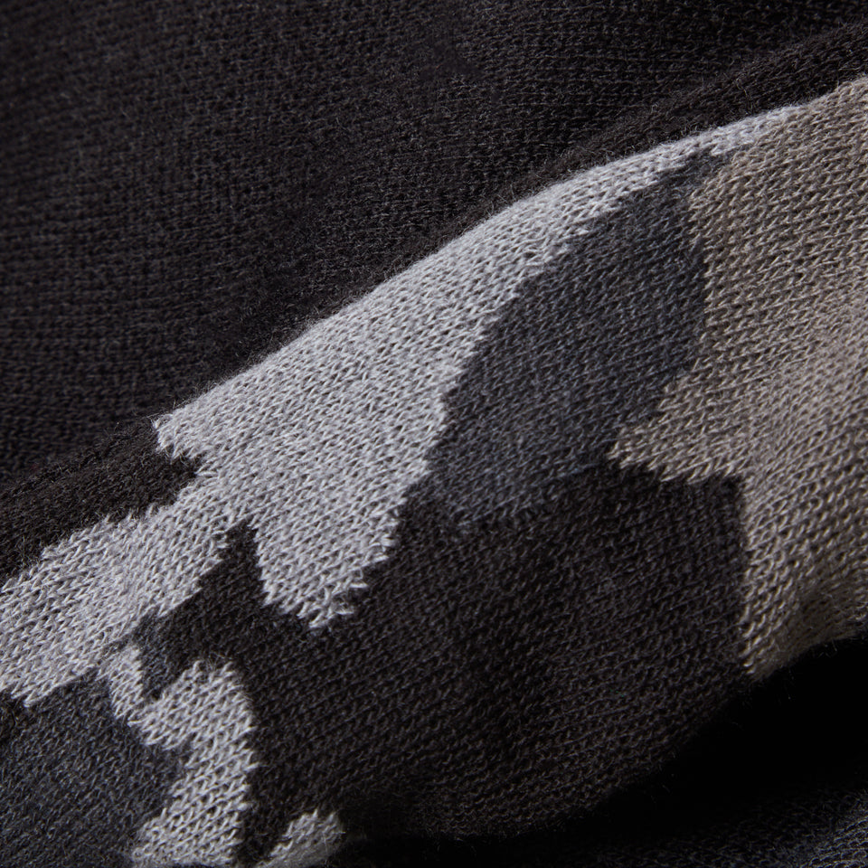 ツイステッド ネックウォーマー エンブロイダリー フラッグロゴ ブラック/ウッドランドカモ | NEW ERA ニューエラ公式オンラインストア