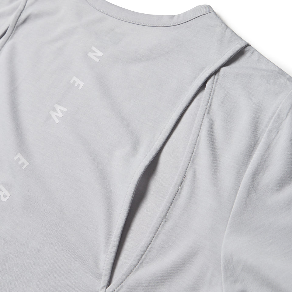 Women's 半袖 テック Tシャツ ショートレングス カッティング デザイン ライトグレー | パフォーマンスアパレル | NEW ERA ニューエラ公式オンラインストア