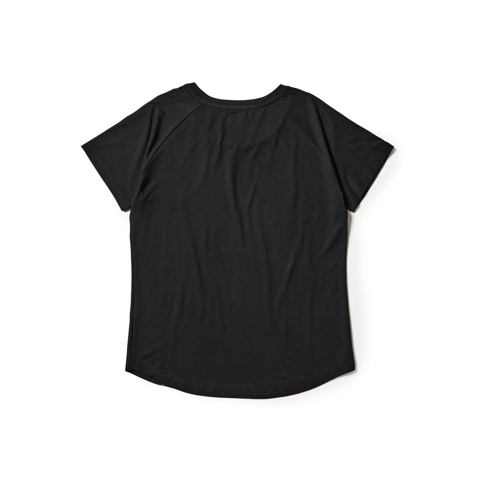 Women's 半袖 テック Tシャツ ミドルレングス ラグラン ブラック | パフォーマンスアパレル | NEW ERA ニューエラ公式オンラインストア