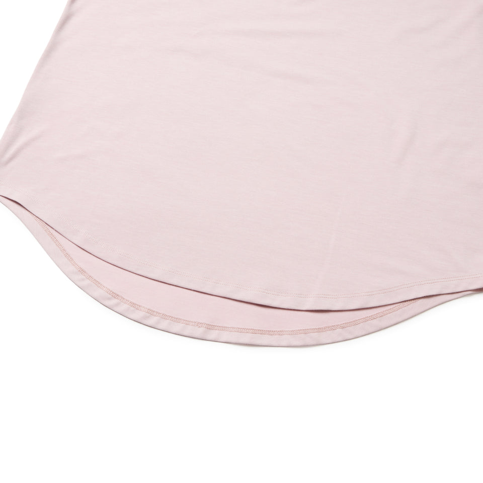 Women's 半袖 テック Tシャツ ロングレングス ライトローズピンク | パフォーマンスアパレル | NEW ERA ニューエラ公式オンラインストア