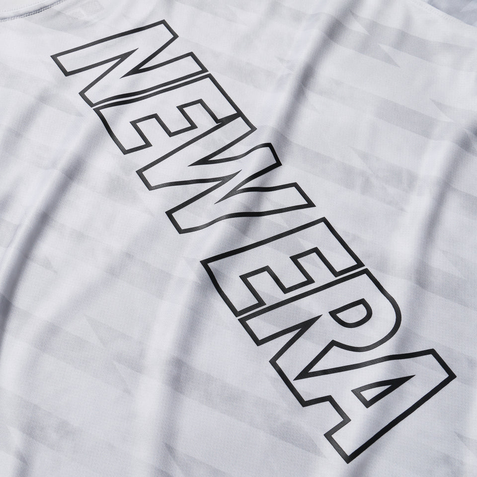 半袖 テックTシャツ タイダイ Allover Wordmark Logo ホワイト | パフォーマンスアパレル | NEW ERA ニューエラ公式オンラインストア