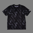 半袖 テックTシャツ タイダイ Allover Wordmark Logo ブラック | パフォーマンスアパレル | NEW ERA ニューエラ公式オンラインストア