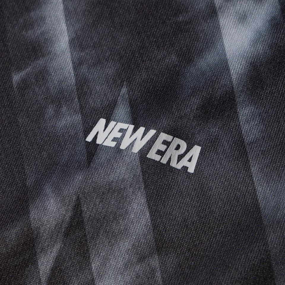 半袖 テックTシャツ タイダイ Allover Wordmark Logo ブラック | パフォーマンスアパレル | NEW ERA ニューエラ公式オンラインストア