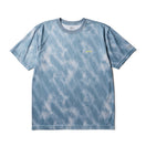 半袖 テックTシャツ タイダイ Allover Wordmark Logo ブルーグレー | パフォーマンスアパレル | NEW ERA ニューエラ公式オンラインストア