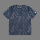 半袖 テックTシャツ タイダイ Allover Wordmark Logo ブルーグレー | パフォーマンスアパレル | NEW ERA ニューエラ公式オンラインストア