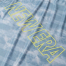 半袖 テックTシャツ タイダイ Allover Wordmark Logo ブルーグレー | パフォーマンスアパレル | NEW ERA ニューエラ公式オンラインストア