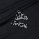 半袖 ラッシュTシャツ Vertical Logo ブラック | パフォーマンスアパレル | NEW ERA ニューエラ公式オンラインストア