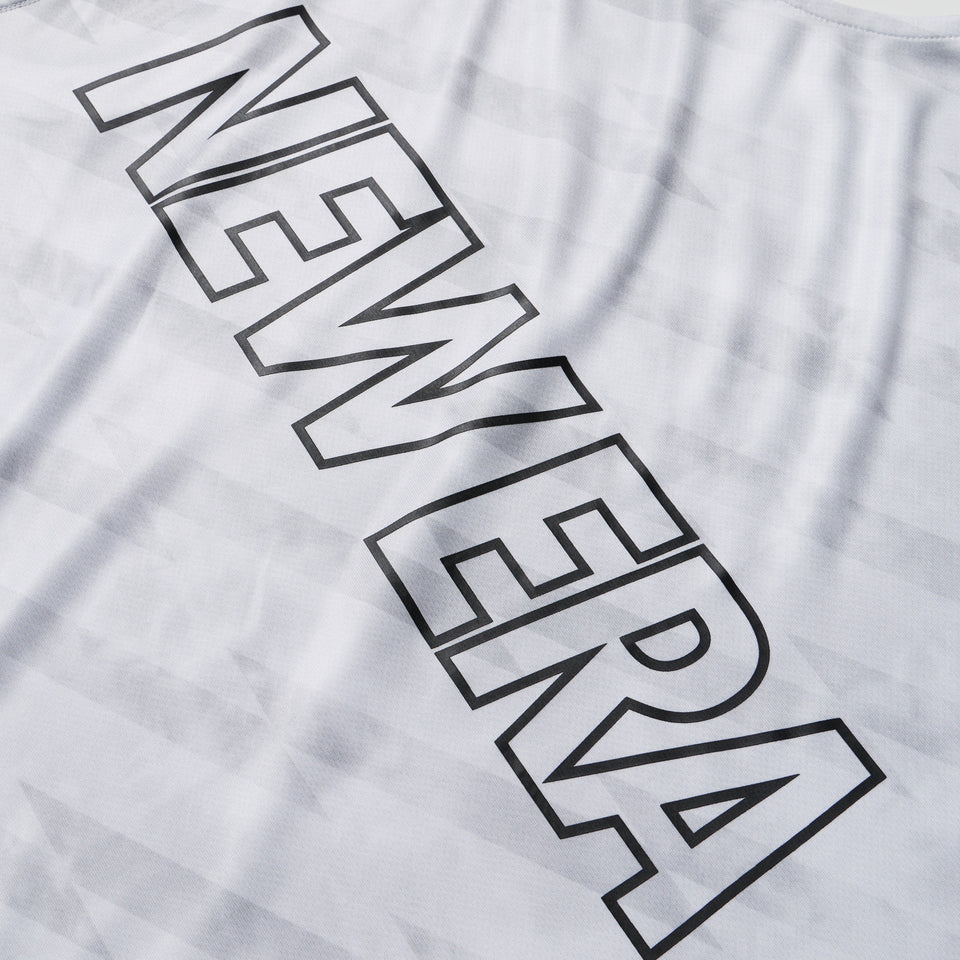 スリーブレス テックTシャツ タイダイ Allover Wordmark Logo ホワイト | パフォーマンスアパレル | NEW ERA ニューエラ公式オンラインストア