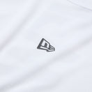 スリーブレス テック Tシャツ Vertical ロゴ ホワイト | パフォーマンスアパレル | NEW ERA ニューエラ公式オンラインストア