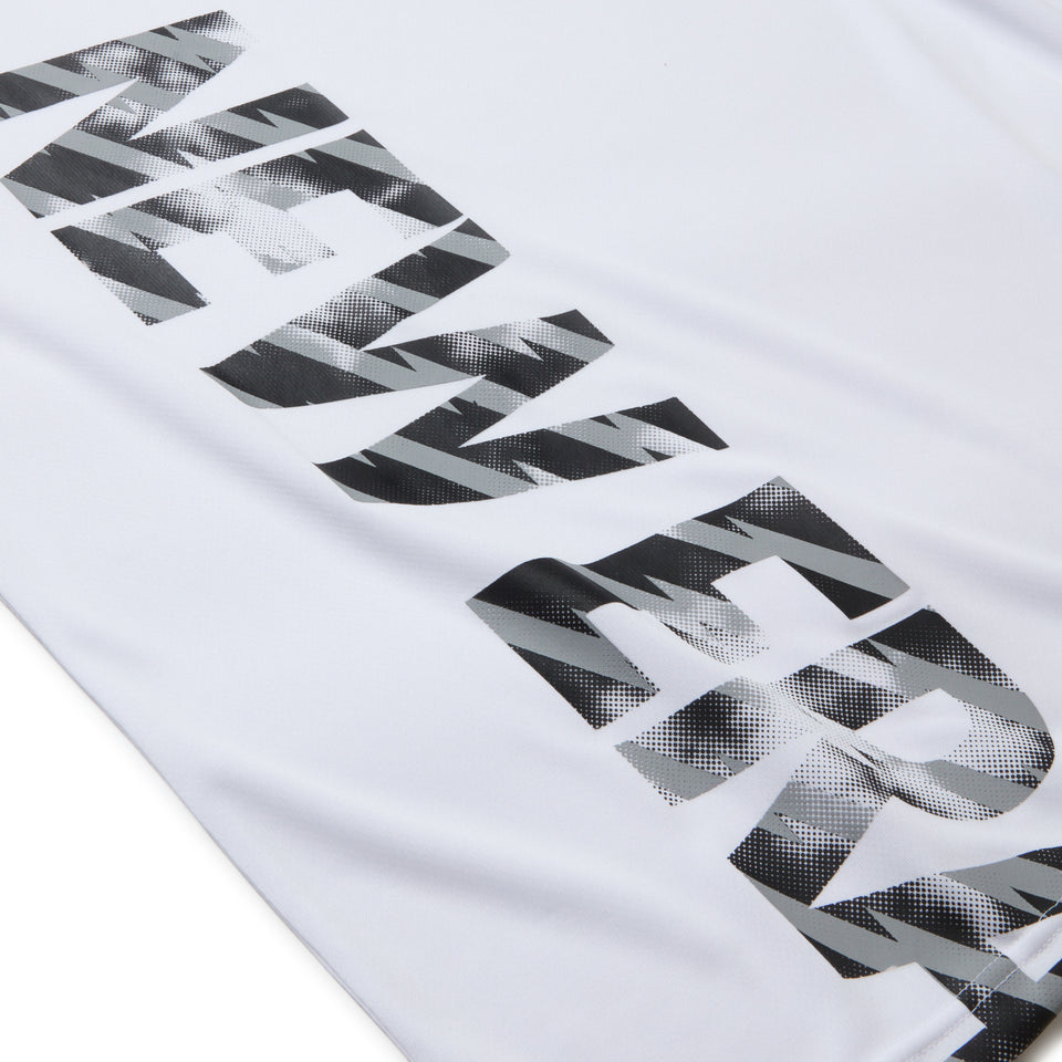 長袖 テック Tシャツ バーティカルロゴ ホワイト｜パフォーマンスアパレル | NEW ERA ニューエラ公式オンラインストア