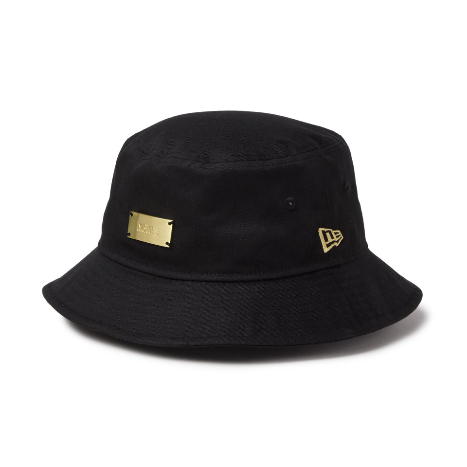 バケット01 Metal Plate メタルプレート  ブラック / メタリックゴールド  | NEW ERA ニューエラ公式オンラインストア