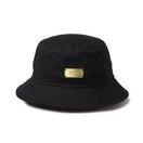 バケット01 Metal Plate メタルプレート  ブラック / メタリックゴールド  | NEW ERA ニューエラ公式オンラインストア