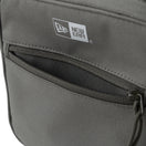 スクエア ショルダーポーチ 1.5L オリーブ | NEW ERA ニューエラ公式オンラインストア