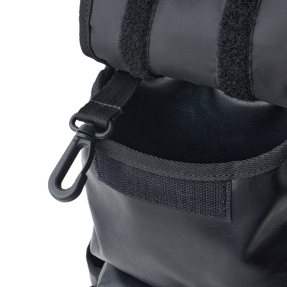 スリングボディバッグ 12L シンセティックレザー ブラック | NEW ERA ニューエラ公式オンラインストア