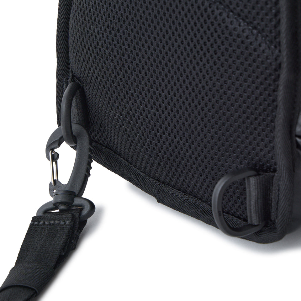 スリングボディバッグ 12L シンセティックレザー ブラック | NEW ERA ニューエラ公式オンラインストア