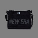 サコッシュ 2.5L NEW ERAロゴ ブラック | NEW ERA ニューエラ公式オンラインストア