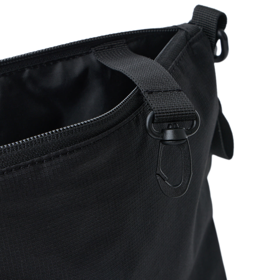 サコッシュ 2.5L NEW ERAロゴ ブラック | NEW ERA ニューエラ公式オンラインストア