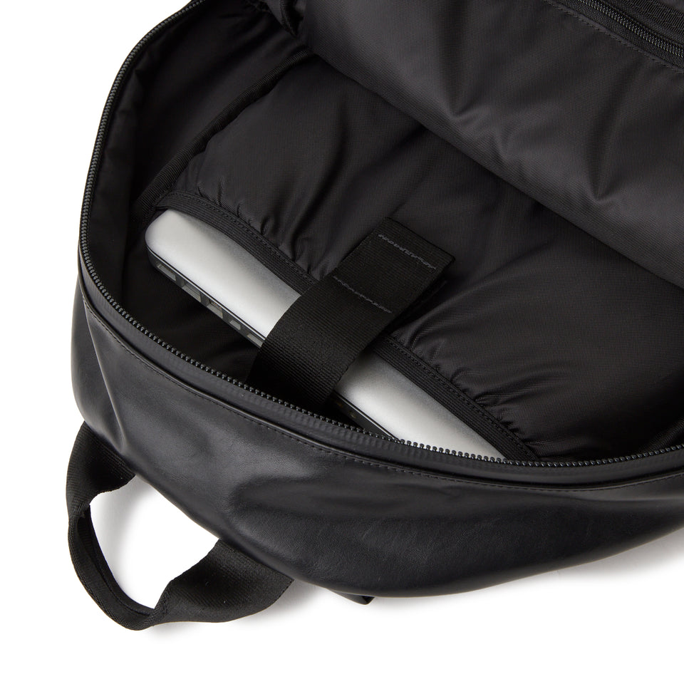 ライトパック 27L シンセティックレザー ブラック 26ss | NEW ERA ニューエラ公式オンラインストア