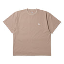 半袖 ユーティリティー オーバーサイズド　Tシャツ Wordmark Logo アッシュブラウン | アウトドア | NEW ERA ニューエラ公式オンラインストア