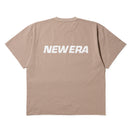 半袖 ユーティリティー オーバーサイズド　Tシャツ Wordmark Logo アッシュブラウン | アウトドア | NEW ERA ニューエラ公式オンラインストア
