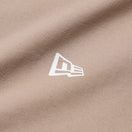 半袖 ユーティリティー オーバーサイズド　Tシャツ Wordmark Logo アッシュブラウン | アウトドア | NEW ERA ニューエラ公式オンラインストア