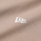半袖 ユーティリティー オーバーサイズド　Tシャツ Archive Logo アッシュブラウン | アウトドア | NEW ERA ニューエラ公式オンラインストア
