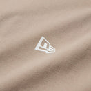 長袖 ユーティリティー オーバーサイズド　Tシャツ Wordmark Logo アッシュブラウン | アウトドア | NEW ERA ニューエラ公式オンラインストア
