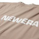 長袖 ユーティリティー オーバーサイズド　Tシャツ Wordmark Logo アッシュブラウン | アウトドア | NEW ERA ニューエラ公式オンラインストア