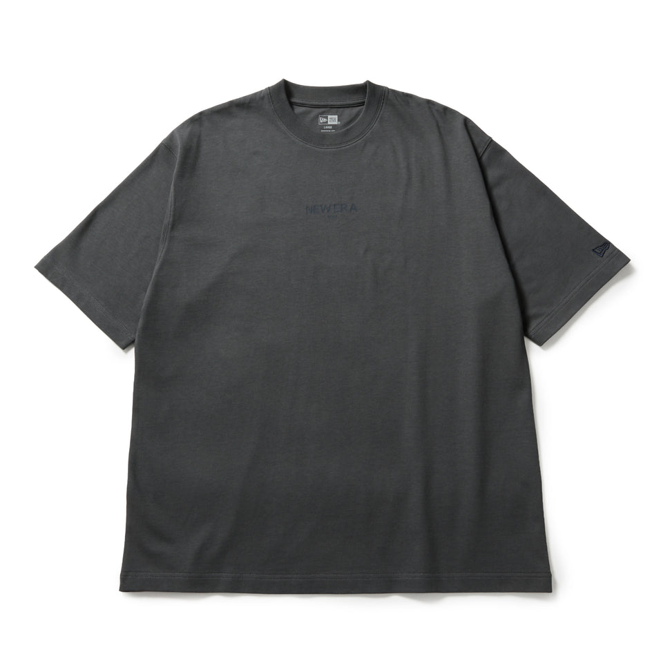 半袖 オーバーサイズド コットン Tシャツ Zoom Up Logo グラファイト | NEW ERA ニューエラ公式オンラインストア