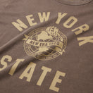 半袖 ガーメントダイ コットン Tシャツ College Logo ブラウン | NEW ERA ニューエラ公式オンラインストア