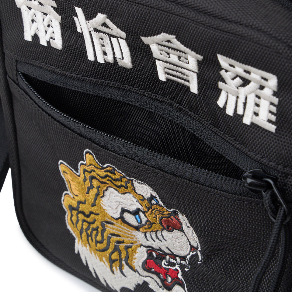スクエアショルダーポーチ 1.5L KANSAI YAMAMOTO 爾愉會羅 ブラック | NEW ERA ニューエラ公式オンラインストア
