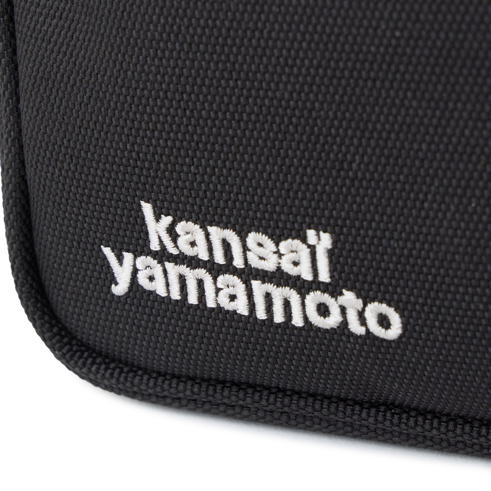 スクエアショルダーポーチ 1.5L KANSAI YAMAMOTO 爾愉會羅 ブラック | NEW ERA ニューエラ公式オンラインストア