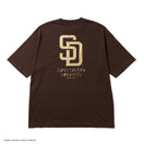 半袖 オーバーサイズド コットン Tシャツ HAJIME SORAYAMA サンディエゴ･パドレス　TPU+グリッタープリント ブラウン | NEW ERA ニューエラ公式オンラインストア