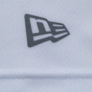 キッズ Youth 半袖 テック Tシャツ Old English ホワイト | パフォーマンスアパレル | NEW ERA ニューエラ公式オンラインストア