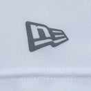 半袖 テック Tシャツ Old English ホワイト レギュラーフィット | パフォーマンスアパレル | NEW ERA ニューエラ公式オンラインストア