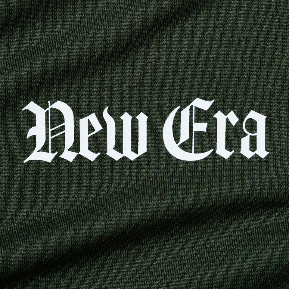 半袖 テック Tシャツ Old English オリーブ レギュラーフィット | パフォーマンスアパレル | NEW ERA ニューエラ公式オンラインストア