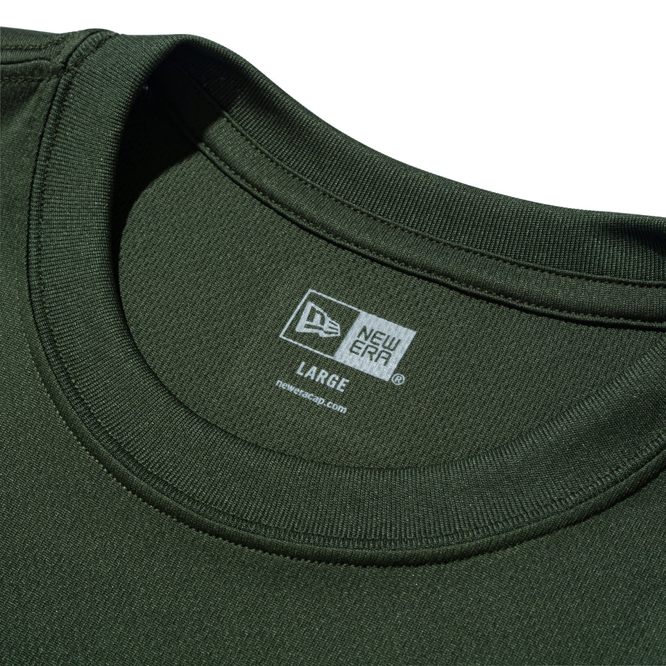 半袖 テック Tシャツ Old English オリーブ レギュラーフィット | パフォーマンスアパレル | NEW ERA ニューエラ公式オンラインストア