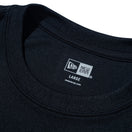 半袖 テック Tシャツ Old English ブラック レギュラーフィット | パフォーマンスアパレル | NEW ERA ニューエラ公式オンラインストア