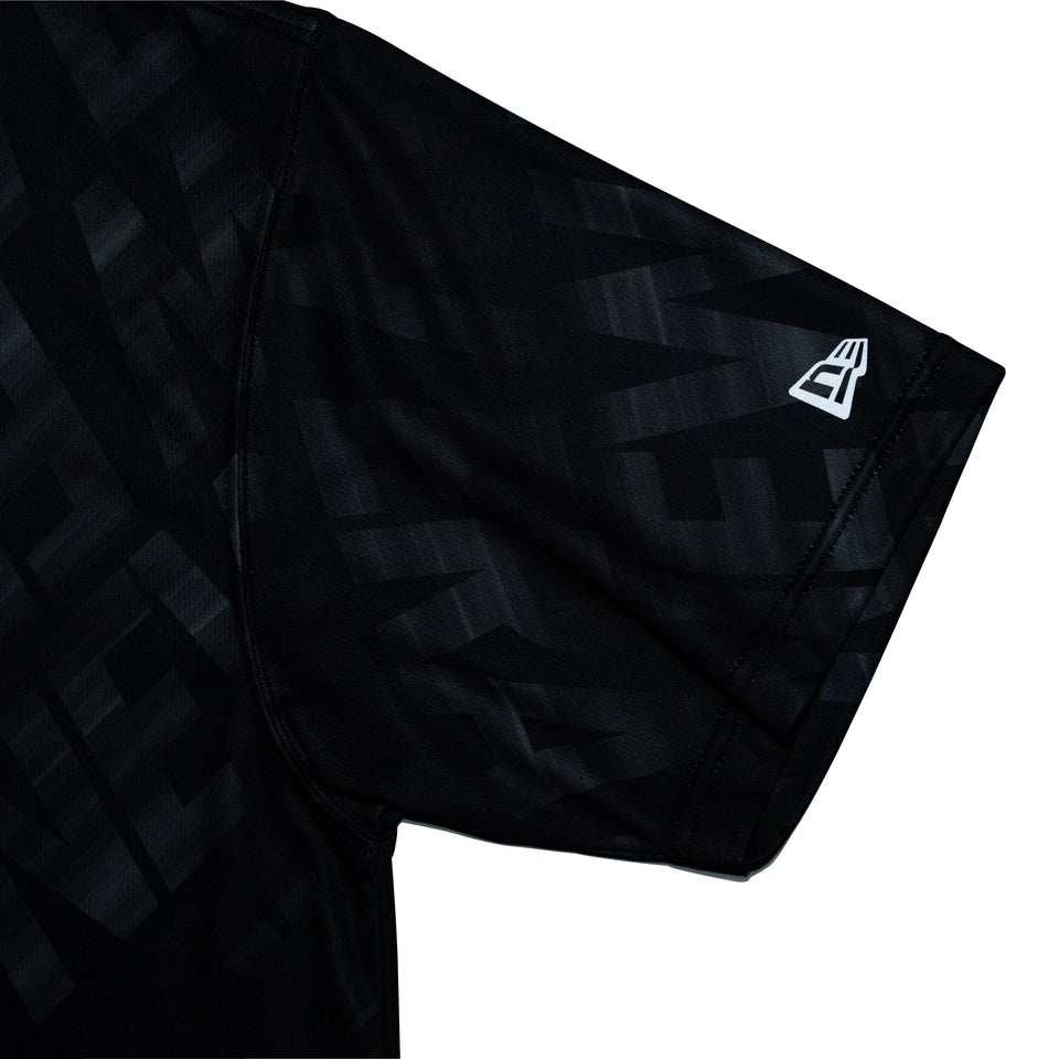 半袖 テック Tシャツ オールオーバー ブラック レギュラーフィット | パフォーマンスアパレル | NEW ERA ニューエラ公式オンラインストア