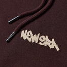 オーバーサイズド スウェット プルオーバー フーディー Tagging Logo バーントウッド | NEW ERA ニューエラ公式オンラインストア