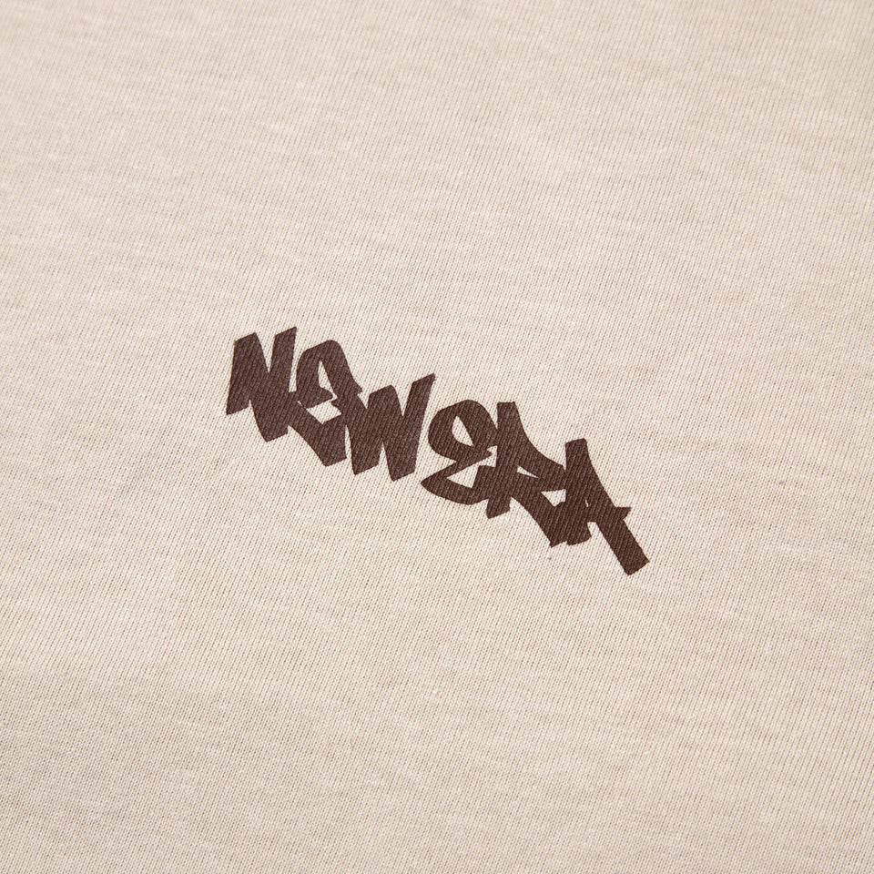長袖 オーバーサイズド コットン Tシャツ Tagging Logo ストーン | NEW ERA ニューエラ公式オンラインストア