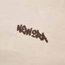 長袖 オーバーサイズド コットン Tシャツ Tagging Logo ストーン | NEW ERA ニューエラ公式オンラインストア