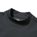 長袖 モックネック パフォーマンス Tシャツ Tag Line グラファイト | ゴルフ | NEW ERA ニューエラ公式オンラインストア