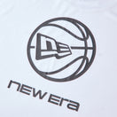 バスケットボール 半袖 テック Tシャツ Round Ball Brand Name Logo ホワイト｜パフォーマンスアパレル | NEW ERA ニューエラ公式オンラインストア