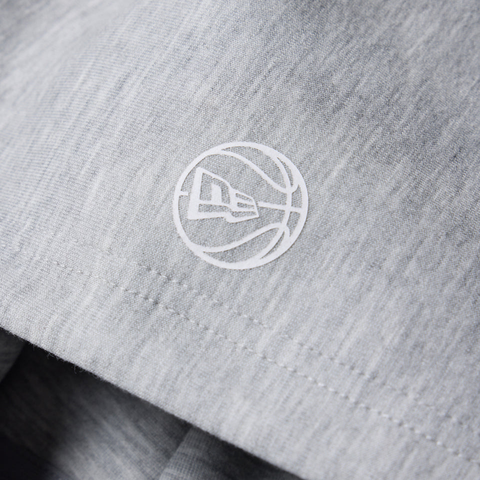 バスケットボール オーバーサイズド テック スウェット プルオーバー フーディ Brand Name Logo グレー｜パフォーマンスアパレル | NEW ERA ニューエラ公式オンラインストア