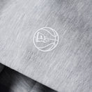 バスケットボール オーバーサイズド テック スウェット プルオーバー フーディ Brand Name Logo グレー｜パフォーマンスアパレル | NEW ERA ニューエラ公式オンラインストア