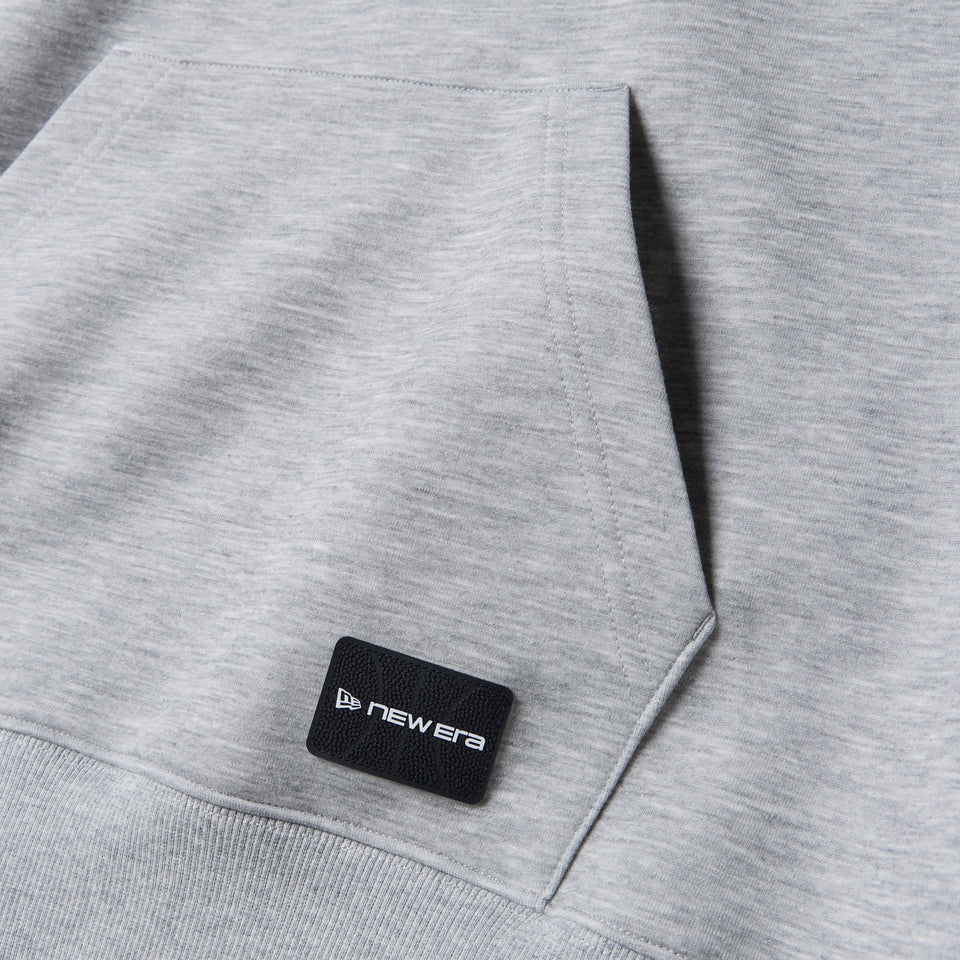 バスケットボール オーバーサイズド テック スウェット プルオーバー フーディ Brand Name Logo グレー｜パフォーマンスアパレル | NEW ERA ニューエラ公式オンラインストア
