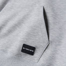 バスケットボール オーバーサイズド テック スウェット プルオーバー フーディ Brand Name Logo グレー｜パフォーマンスアパレル | NEW ERA ニューエラ公式オンラインストア
